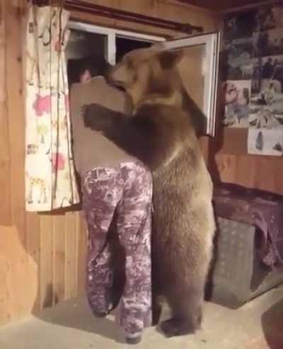 Vay amk benim insan arkadasim yok adam ayiyla arkadas olmus