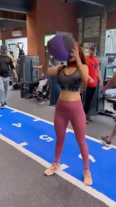 It's difficult to focus on the ball 🥲