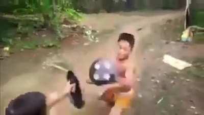 *Terminan de exponer en clase con cartulinas* Las pibas: Tiren eso, sólo es basura. Los panas: