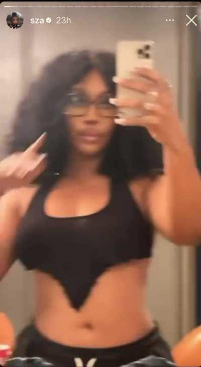 SZA looking like a whole snack 🔥🔥
