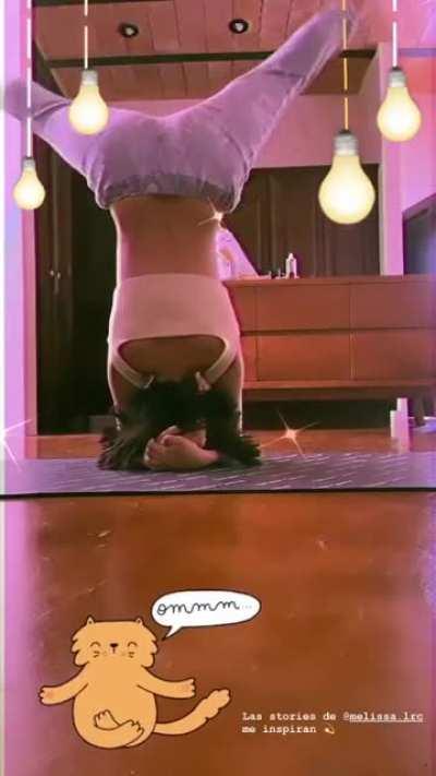 Angela Aguilar haciendo yoga