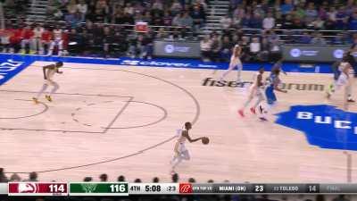 [Highlight] Damian Lillard sinks a couple very difficult shots in the fourth MIL@ATL 12.02.2023