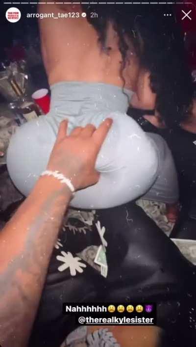 Tae grabbing that mf 🍑