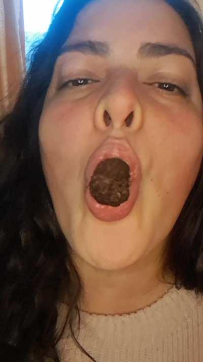 (F) mmmm yummy doggie turds 🤤😩🔥