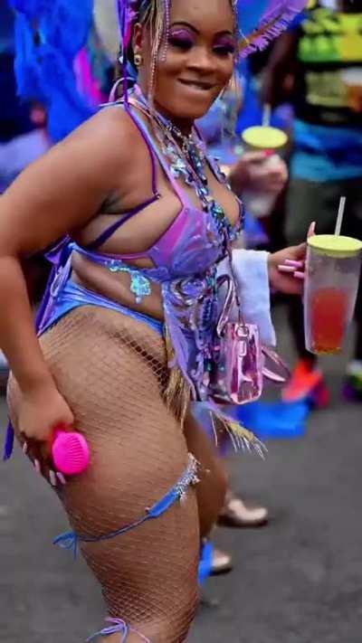 Sweet Curves on a sweet riddim 😍 (📷:@bajantube) 