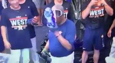 [Highlight] Dusty Baker celebrates with a shoey!