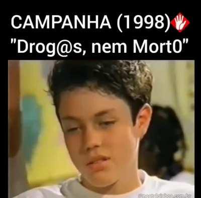 Esse menino deve ter sido zuado pelos coleguinhas. 