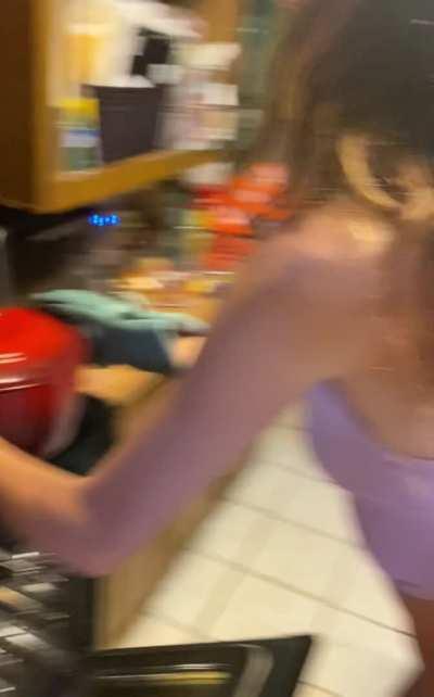 I like cum in my pussy while I cook 🥰🤷🏼‍♀️💕