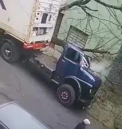 Truck driver escapes after his cabin is crushed by a tree