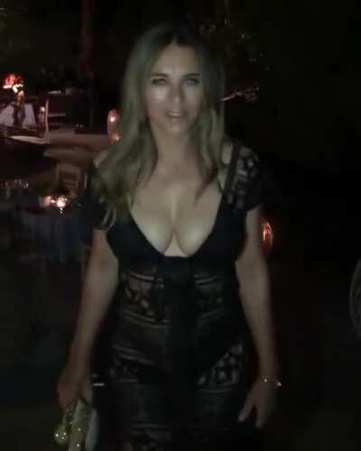 Elizabeth Hurley blows kiss