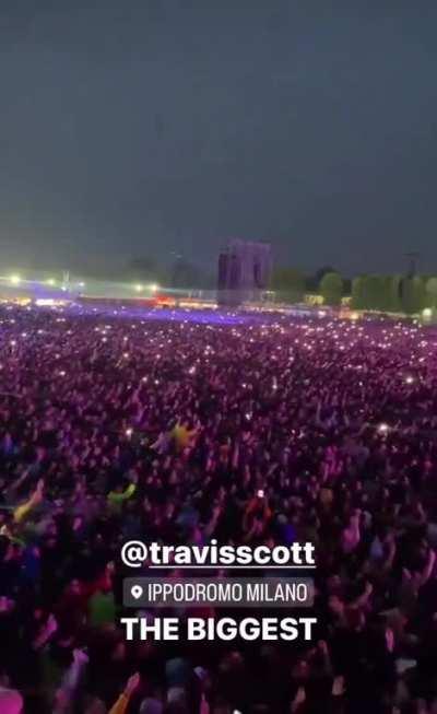 More of Travis currently in Italy ð¥ð®ð¹ Crowd is MASSIVE ðµ