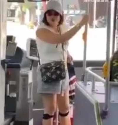 桃園國文老師搭公車因為沒有冷氣，生氣到大罵獨裁民進黨和國民黨都是爛貨，說台灣就是中國的，台灣屬於中國管轄範圍內。