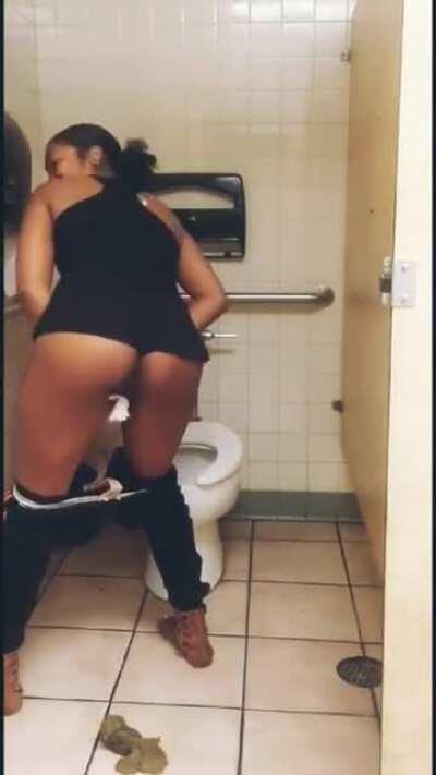 Look at the way that fat ass load splatters all on that floor, her beautiful brown asshole ❤❤❤ { hennathegoddess }