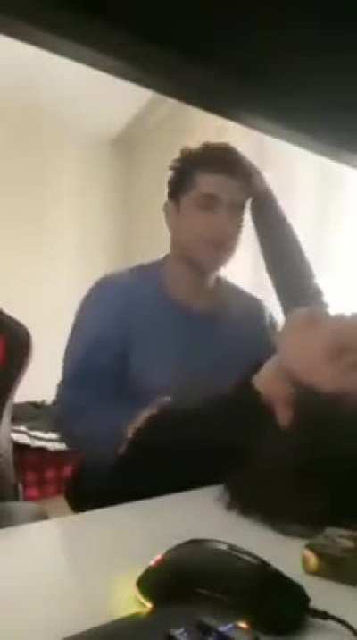 Azgınlıktan kız ile birlikte yanlışlıkla kasayı da siken adam: