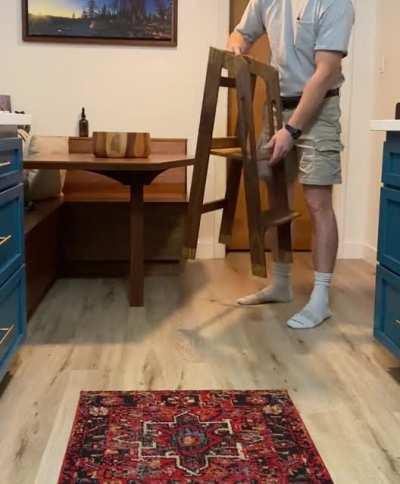 This is how it folds. Sorry about the bad lighting