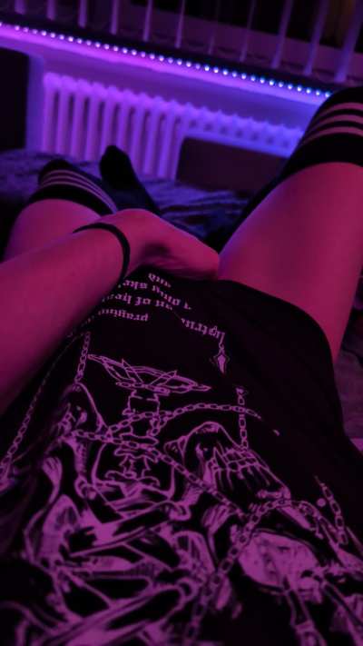 Wish I had a cutie join me on the couch @FemboyChirako