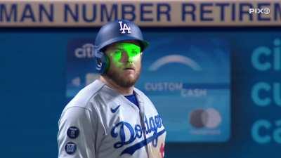 [Highlight] Crowdmember flashes a green light at Max Muncy's face