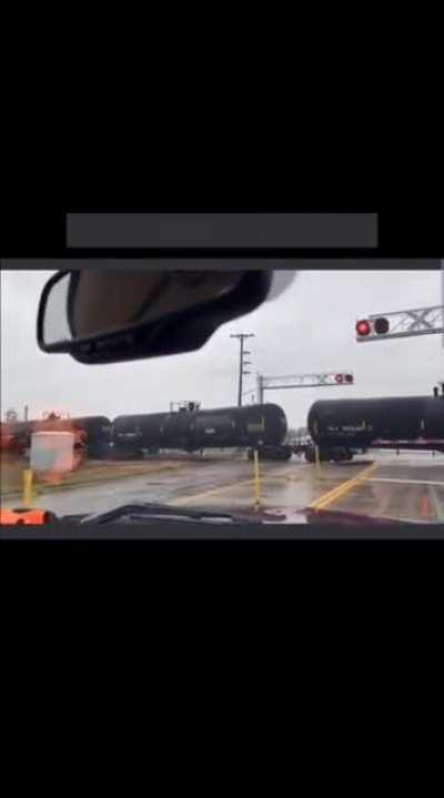 Train carrying ethanol derails in Fairmont, MN Oct 27, 2021