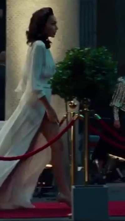 I fucking love Gal Gadot's long legs. Just look at them!