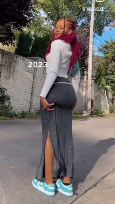 Jiggling her own fat ass [4K UHD]