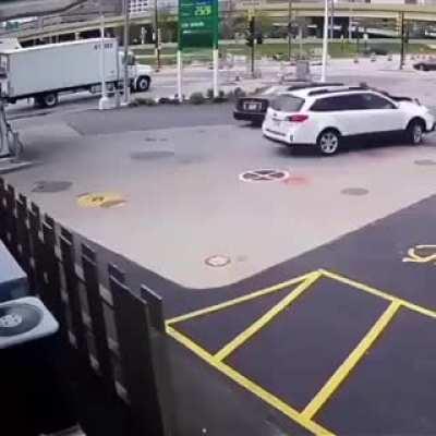Woman thwarts car theft by climbing on the windshield