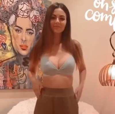 Victoria Justice showing off her tits