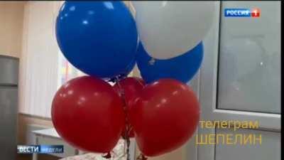 У Киселева показали сюжет про раненного "украинскими диверсантами" мальчика Федю. Там братья Феди, служащие на СВО, дозваниваются ему в больницу. В сюжете говорится, как братья Феди с позывными Стриж и Рыжий &laquo;сыпят ракетами из Града&raquo; по Украине