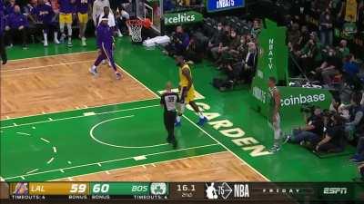 [Highlight] Grant Williams intentionally fouls LeBron at half court but the refs refuse to call it. LeBron powers in for an and-1 anyway.