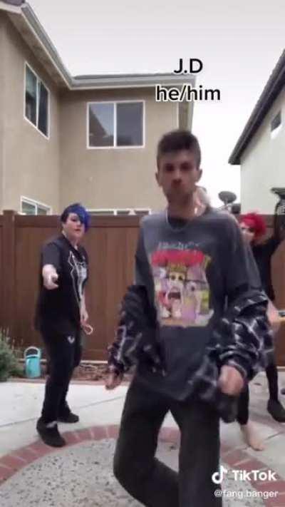 Finn whipped that wig off like “Psych! He/him” 😏