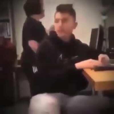 Quando você joga tanto mortal combat que já aplica os golpes na vida real