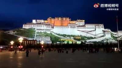 中国西藏拉萨市布达拉宫夜景，太美了！