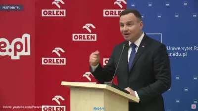 Matura za pasem. Jak nie wiecie jak cały czas trzymać się na wysokim c to bierzcie przykład z Adriana.