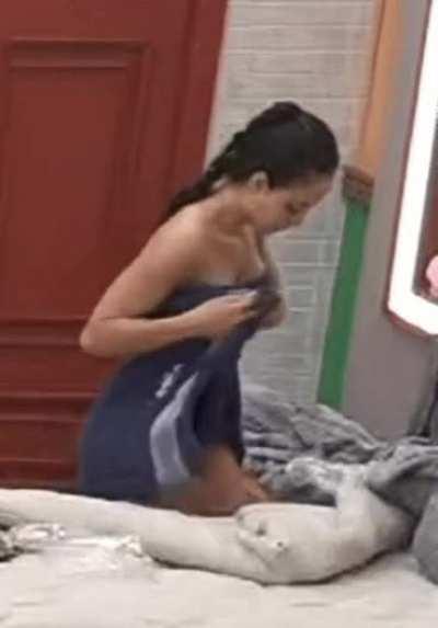 Aline Mineiro pagando peitinho na Fazenda