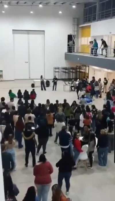 Hoy en la Universidad Nacional de Rafaela, a las 19.30 pausaron las clases en TODAS las aulas para obligar a los alumnos a escuchar una charla contra el mercado y las políticas de Milei. ¿Esto tampoco es adoctrinamiento para los craneos que comentan acá?