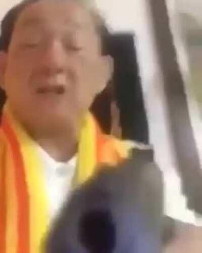 [Vietnamese > English] vietnamese guy with a gun