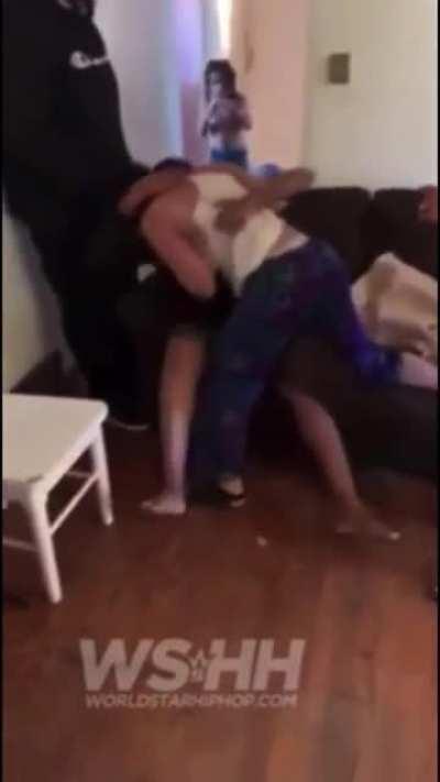 She Didn’t Wanna Fight But She Beat The Tits Off Her😭😭