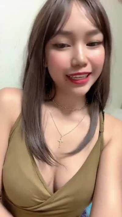 Firm ng boobs ni idol😋