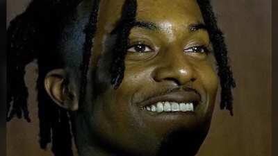 My iPhone thinks I know this Nigga 😭😭