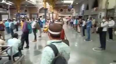 Mumbaikars at CST being fab, keeping physical distance!