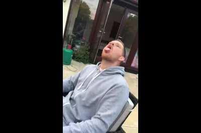 Carola comiéndose las mentiras de maria