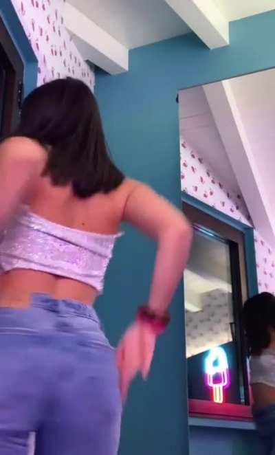 Pensieri su quella troietta di Iris Di Domenico? 🔥