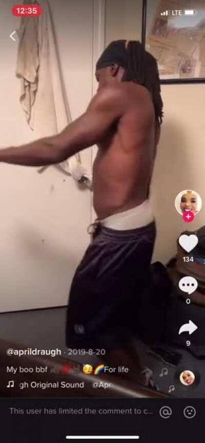 Hide yo wives, this dude is coming to town 🏃‍♀️