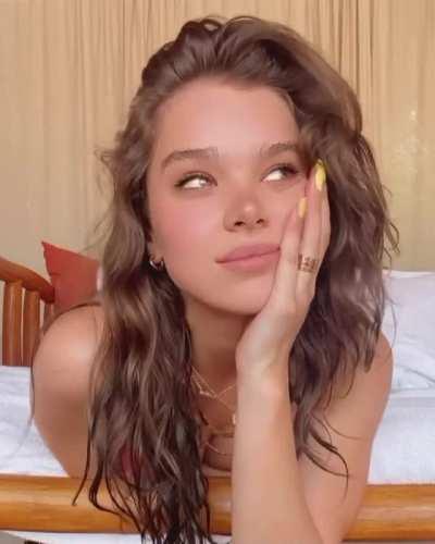 Hailee Steinfeld is so unbelievably hot, she's such a teaser