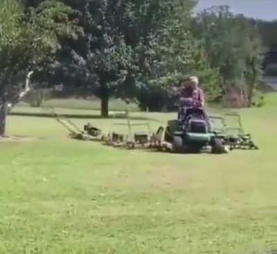 Average Midwestern Lawn Owner 🚜🚜💪💪