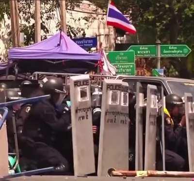 Riot in Thailand throw a hand grenade at the police
