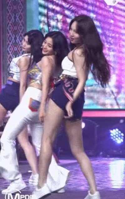 IM NAYEON (featuring PARK JIHYO & HIRAI MOMO)