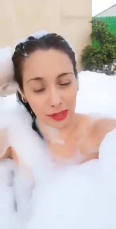 Sugey abrego en la tina con burbujas 🥵🥵🥵🥵