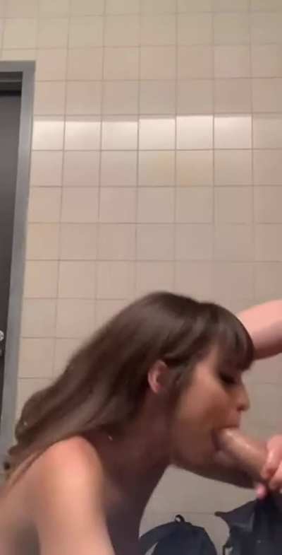 Riley Reid Has Some Amazing Blowjob Skills And Makes Him Cum Fast