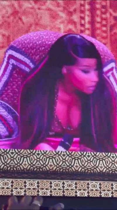 Nicki shaking her huge ass