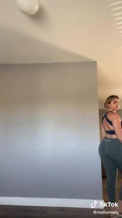 Ass and camel toe at the end😩